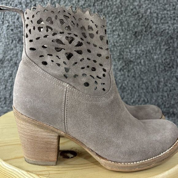 Frye Nubuck Ankle Boots Women Size 7.5 Victoria Cut Short Bootie Made in Mexico - Picture 1 of 10